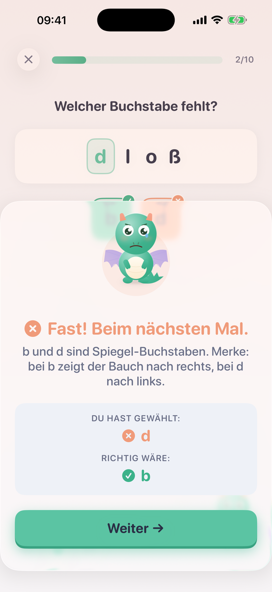 App-Ansicht: b-oder-d-Übung nach einem Fehler, Flo erklärt: bei b zeigt der Bauch nach rechts, bei d nach links